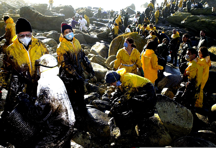Unha marea de voluntarios limpa as rochas contaminadas polo chapapote do 'Prestige' 