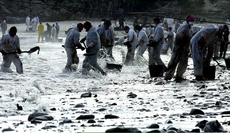 Voluntarios limpan nas praias o chapapote do 'Prestige' 