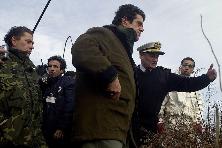 O por entón ministro de Defensa, Federico Trillo-Figueroa, na Illa de Ons en decembro de 2002, durante a marea negra do 'Prestige' 