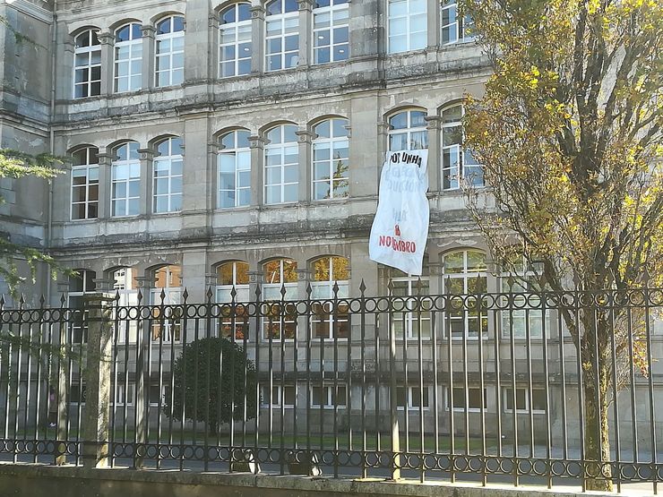 Faixa reivindicativa colgada do edificio de Educación na Xunta para reclamar unha lei galega de educación 
