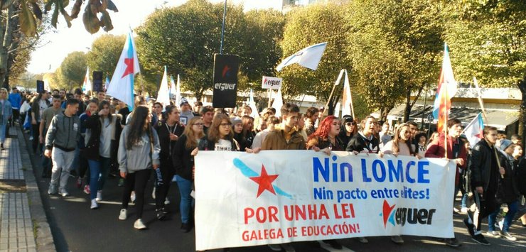 Protesta de Erguer en Vigo para reclamar o fin da Lomce e unha lei galega de educación / Erguer