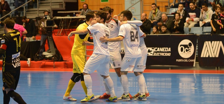 Os xogadores do Santiago Futsal celebran un gol no derbi. 