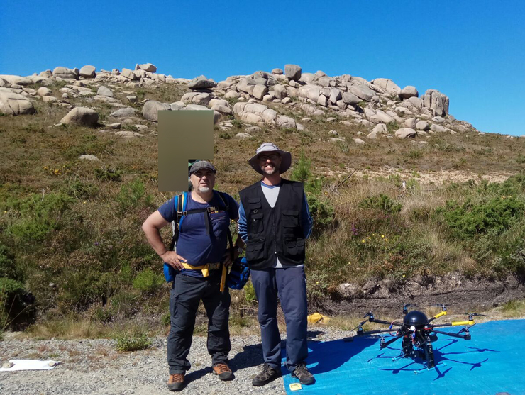 Xilberto Caamaño, da Asociación Monte Pindo Parque Natural, cun membro do proxecto GESFIRE do Grupo de Ecoloxía do Lume da Universidade de Santiago (GEFUSC), durante os traballos na zona cun drone.