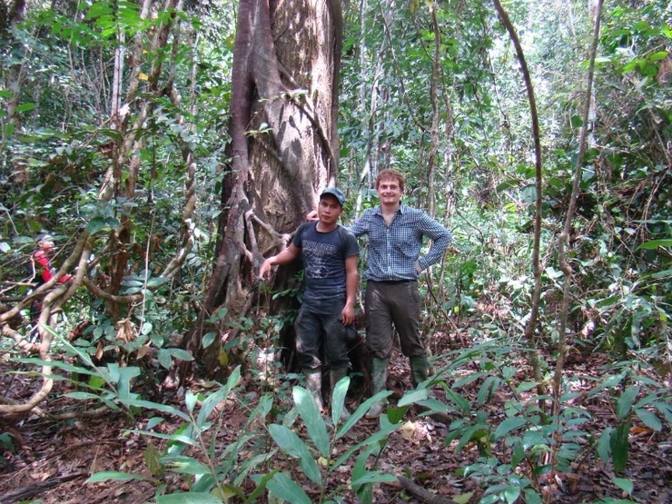 César Pérez Cruzado, á dereita, cun técnico local nun bosque de Indonesia / USC.