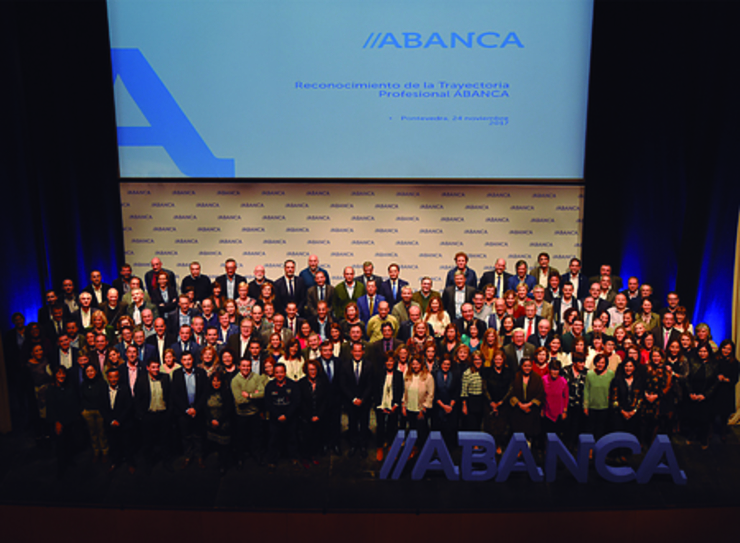 Foto de familia de todos os empregados e empregadas de Abanca recoñecidos polos seus anos de traballo