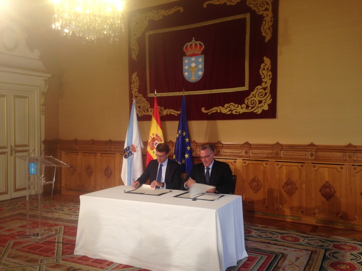 Feijóo e o presidente da Fegamp asinan un convenio 