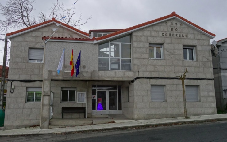 Casa do Concello dos Blancos (Ourense) / Elisardojm en Wikipedia.
