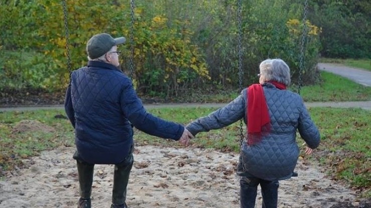 Dúas persoas maiores e xubiladas tentan disfrutar da súa vellez 