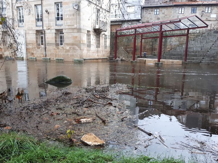 O río Arnoia ao seu paso polo centro de Baños de Molgas. 