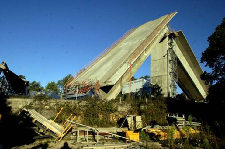 Un viaducto do AVE no Carballiño caeu no 2007 sobre os traballadores. 