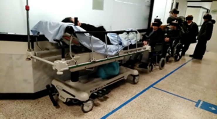 Pacientes encamados e en cadeiras de roda nos corredores de Urxencia do Complexo Hospitalario Universitario de Santiago (CHUS).