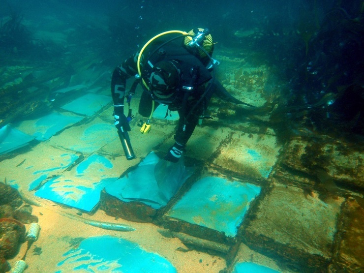 Un submarinista contempla os restos do Casón, que se afundiu fronte a Fisterra en 1987