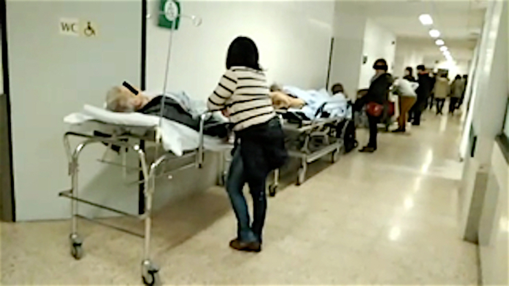 Pacientes ciscados nos corredores de Urxencias do Complexo Hospitalario Universitario de Santiago (CHUS), ante o colapso sanitario 