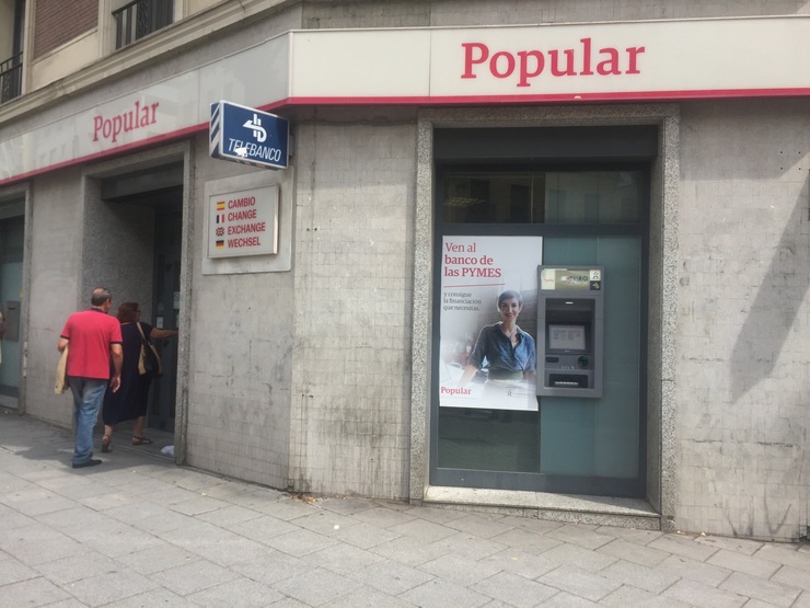 Banco Popular, sucursal bancaria, caixeiro