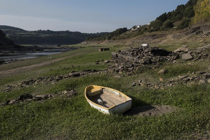 Greenpeace documenta a seca no Embalse Belesar en Portomarín, Lugo. / Europa Press