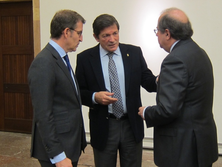 Os presidentes Alberto Núñez Feijóo esquerda, Javier Fernández, centro, e Juan Vicente Herrera de Castilla y León