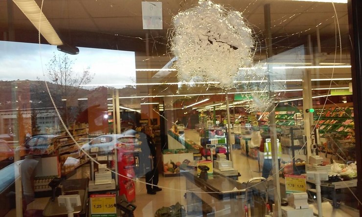 Impacto de bala nun supermercado en Ourense 