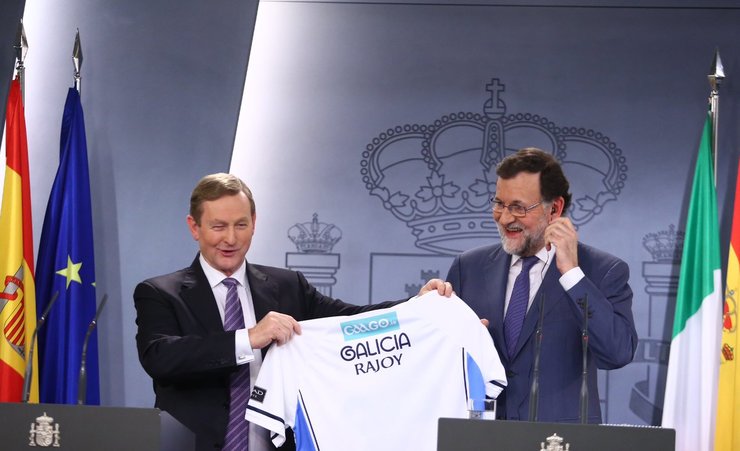 Rajoy recibe a camiseta da selección galega de fútbol gaélico