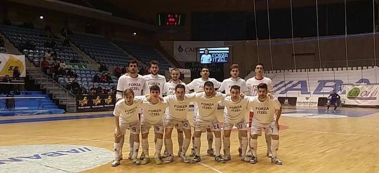 Os xogadores do Santiago Futsal saíron á pista con camisolas de apoio á xogadora Itzel Cruz. 