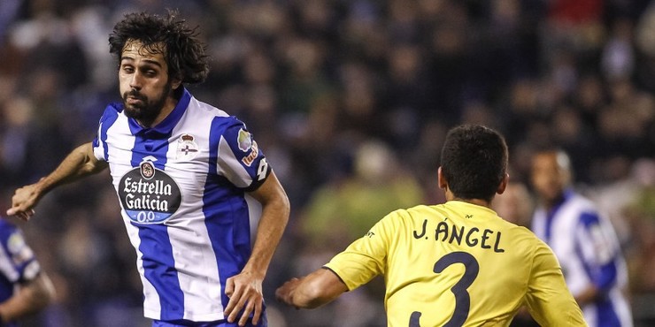 Arribas reclamou un penalti no minuto 50 por agarrón de José Ángel. 
