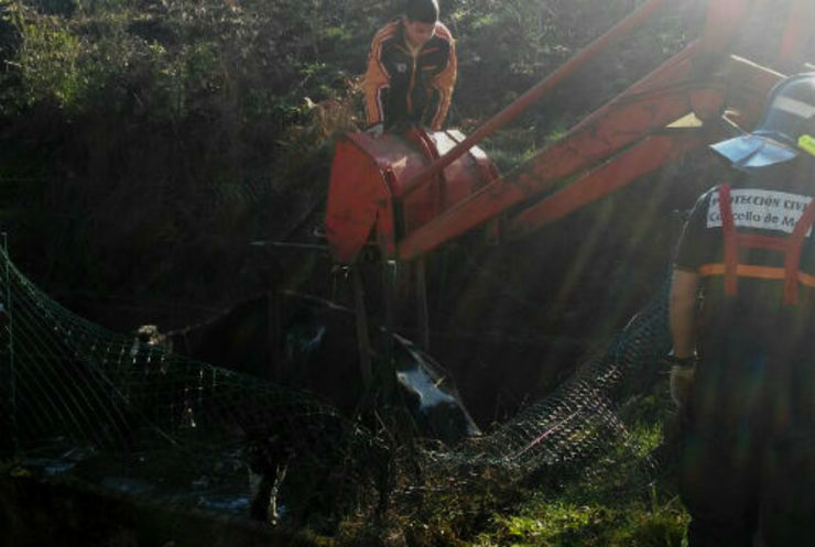 Servizos de Emerxencias de Mos rescatan a unha vaca que caiu nun pozo 