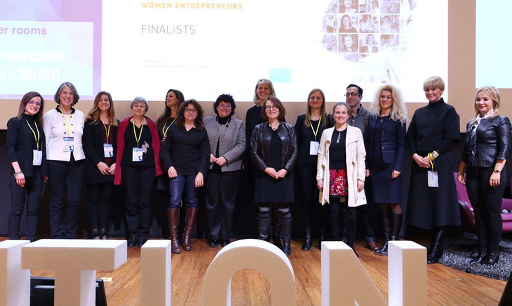 A catedrática África González (sétima pola esquerda), coas demais finalistas dos premios da Comisión Europea Women Innovators 2017 