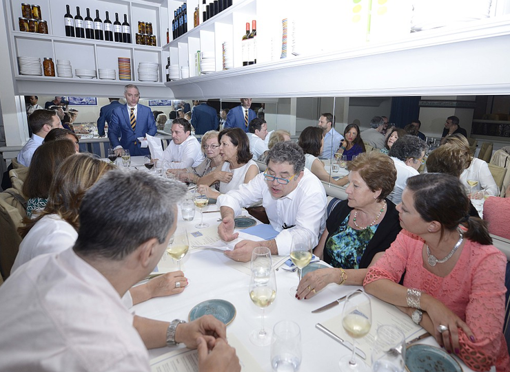 O alcalde de Pontevedra Fernández Lores cenando en Nova York nunha imaxe difundida polo Concello