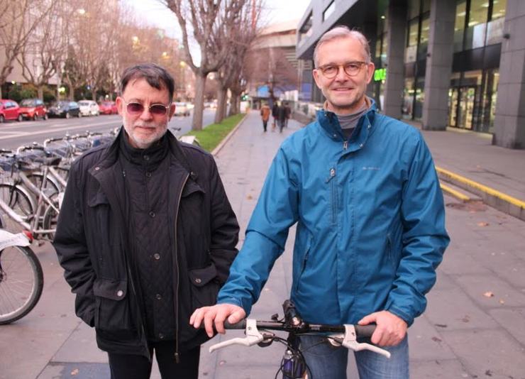 A bicicleta pode ser o medio do transporte do futuro nas cidades galegas. Así o cren Luis García Gómez, representante da Asociación Galega para a Prevención do Glaucoma e Roberto Rilo, presidente da Asociación Ciclista Crunia 