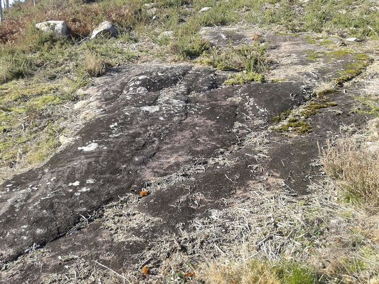 Danos causados no petróglifo Chan do Carbón 3, ao carón do Parque da arte rupestre de Campo Lameiro / Irmandade Illa de Tambo