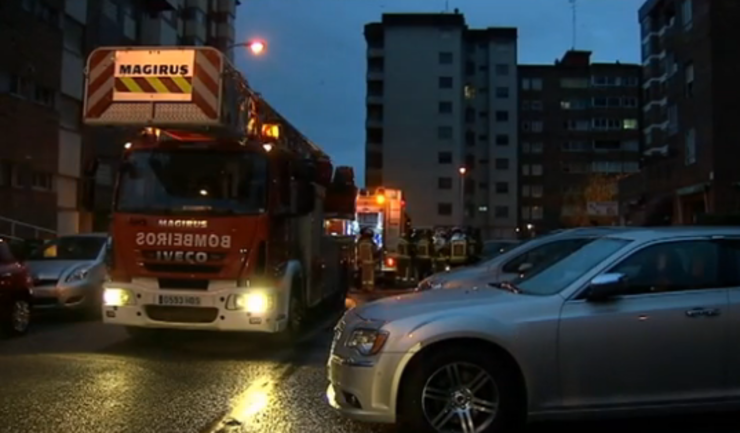 Bombeiros en Vigo acuden a un incendio na rúa Lorient 