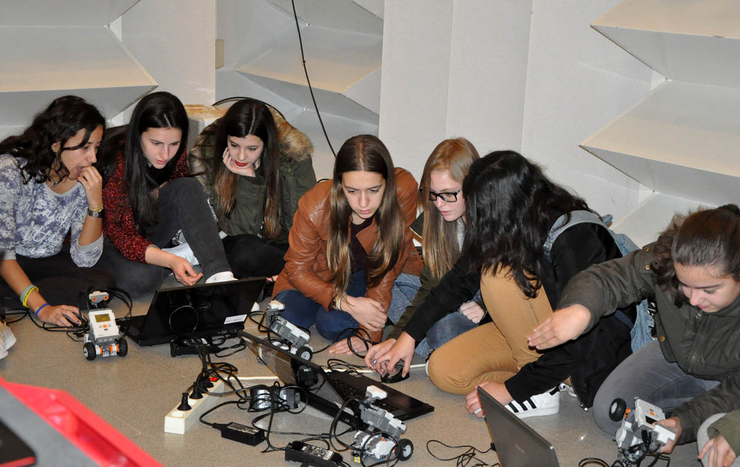 Estudantes participan nas actividades organizadas pola Universidade de Vigo co gallo do Día da Muller e a Nena na Ciencia 