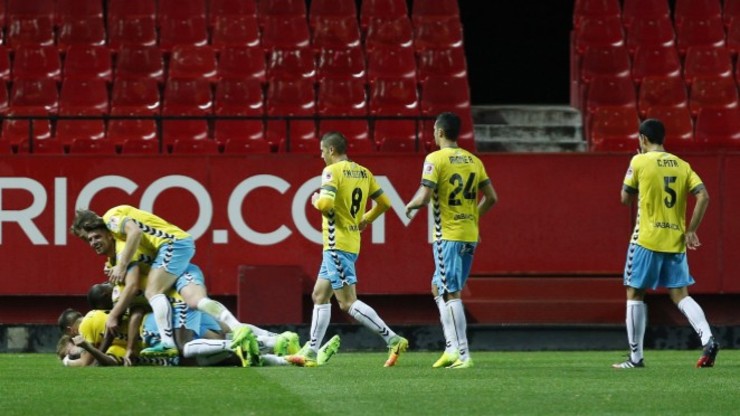 Os xogadores lucenses celebran o gol de Ignasi Miquel. 