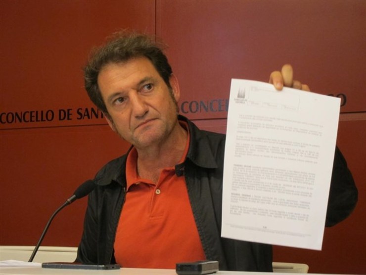 Duarte mostra nunha rolda de prensa un dos expedientes polos que está imputado /EP