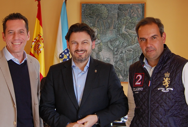 O presidente e secretario da Hermandad Gallega de Venezuela en Caracas, Roberto González e José Antonio Alejandro, respectivamente; canda o Rodríguez Miranda nunha reunión no despacho do Secretario a pasada semana