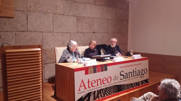 Helena Villar e Xesús Rábade durante unha conferencia sobre o galego organizada polo Ateneo de Santiago