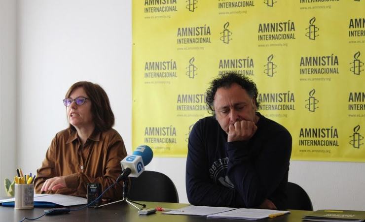 Marga González e Antonio Alonso presentaron na Coruña o informe de 2016 de Amnistia Internacional 