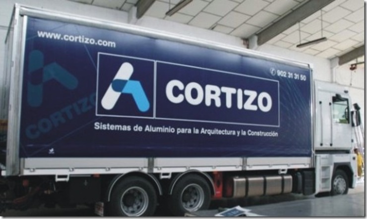 Camión da empresa Aluminios Cortizo / toldosgomez.com