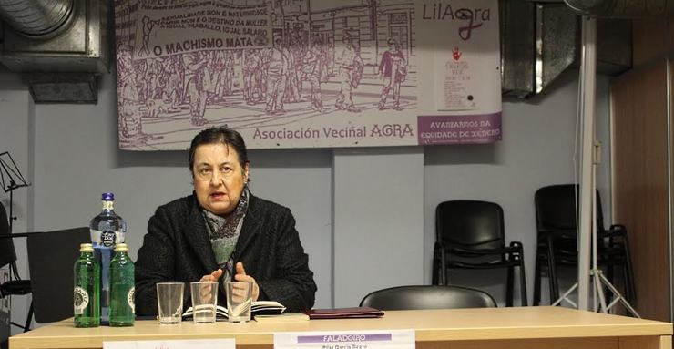 Pilar García Negro nunha conferencia sobre Rosalía de Castro na Coruña 