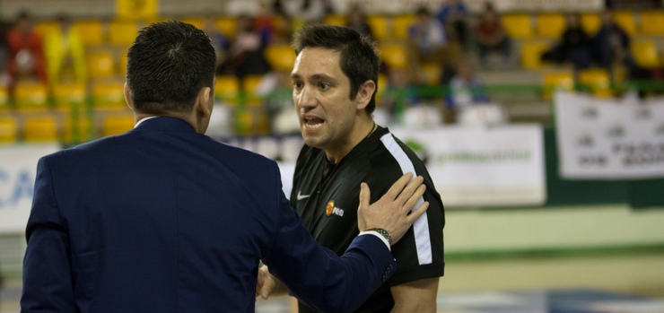 Gonzalo García fala cun dos árbitros do partido ante Palma. 