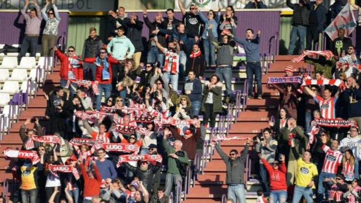 A afección do Lugo desprazada ata Pucela celebra o gol de Joselu. 