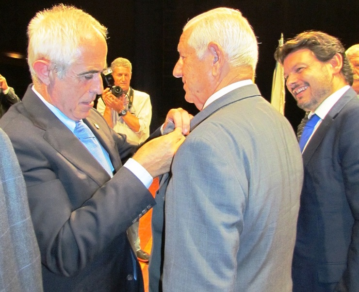 Rodíguez Miranda sorrí durane entrega ¡a Felisindo Lópezda Medalla de Ouro da Emigración, máxima distinción do Goberno de España, que coloca o director general Miras Portugal