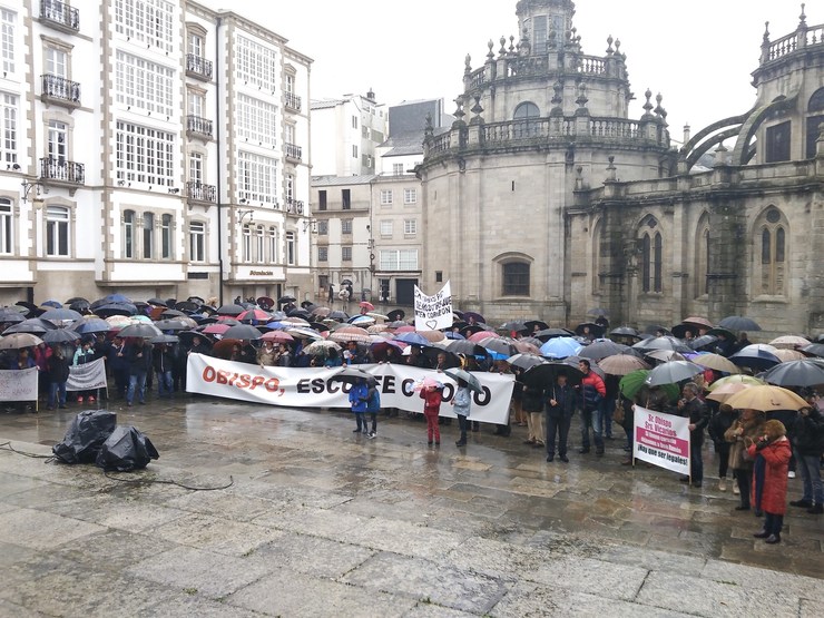 Medio milleiro de persoas manfiestase fronte ao Bispado de Lugo para pedir a volta do cura das parroquias de Friol e Guitiriz 