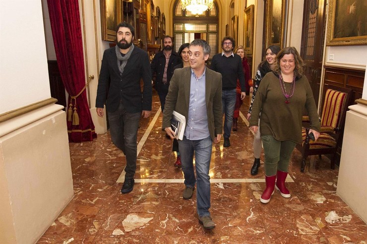 Xulio Ferreiro con algúns dos seus concelleiros antes de someterse a Moción de Confianza vincuilada á aprobación dos orzamentos de 2017 que acabou perdendo 
