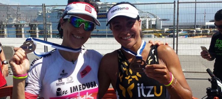 Gurutze Frades e Saleta Castro, coas súas medallas no Ocean Lava Tenerife. 