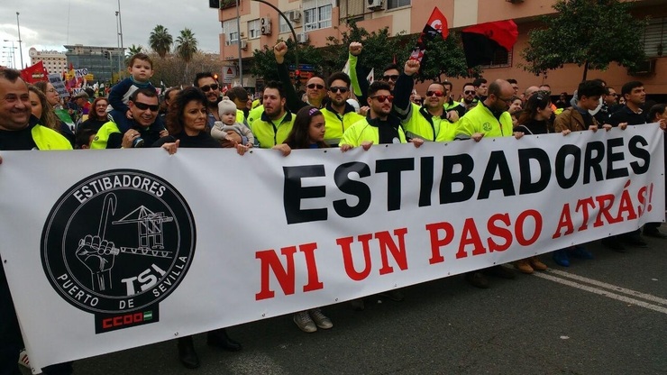 Estibadores manifestándose en Sevilla / Arquivo
