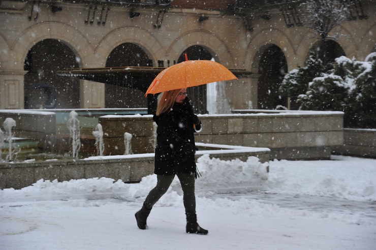 Unha muller camiña polas rúas nevadas de Teruel 