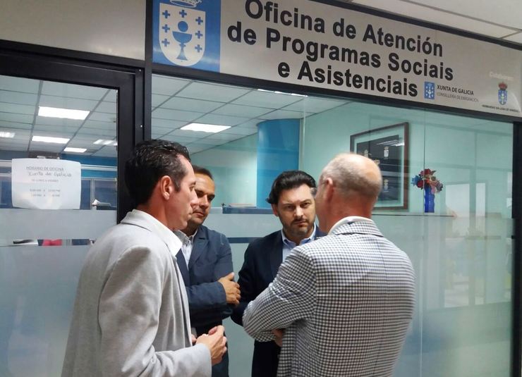 Miranda e José Antonio Alejandro (de azul) diante da oficina de información que a Xunta financia na Hermandad