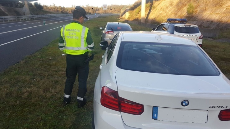 Interceptado un condutor que duplicaba a velocidade permitida.