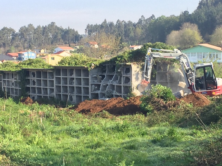 Demolición de nichos ilegais en Cambre (A Coruña).