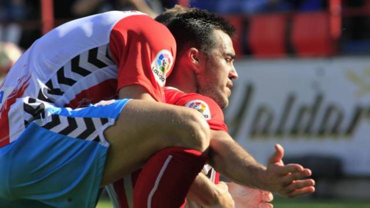 Joselu, abrazado por un compañeiro tralo gol do empate. 